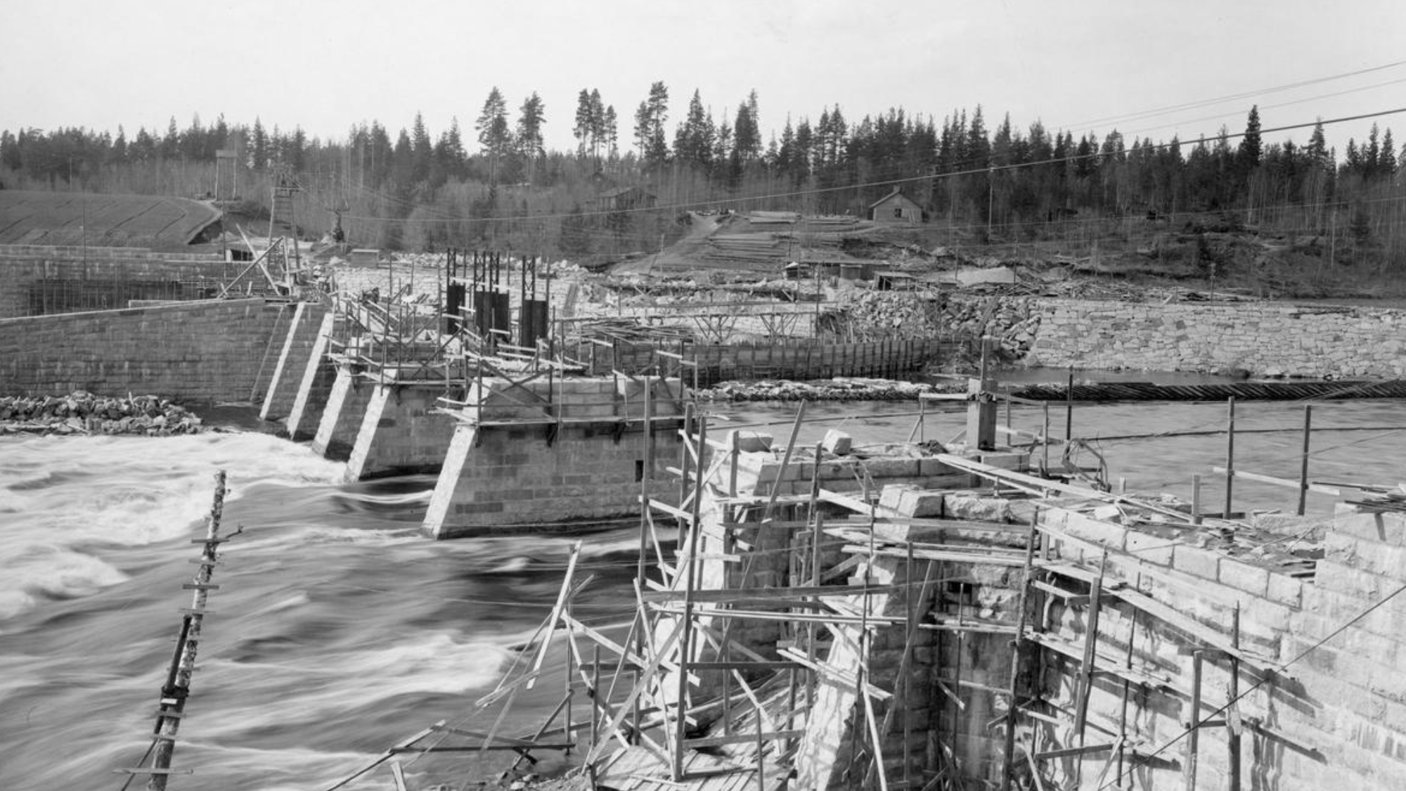 Kraftverk i Klarälvdalen från norr till söder. En gåva till museet från Ingela Thorsell, Karlstad. Krakeruds kraftstation den 30 april 1919. Foto: Värmlands museum