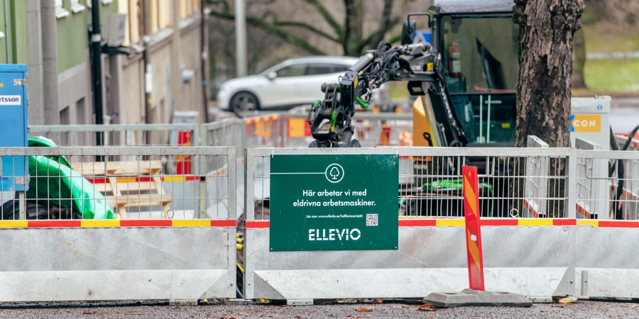 En byggarbetsplats med ett staket och byggutrustning.