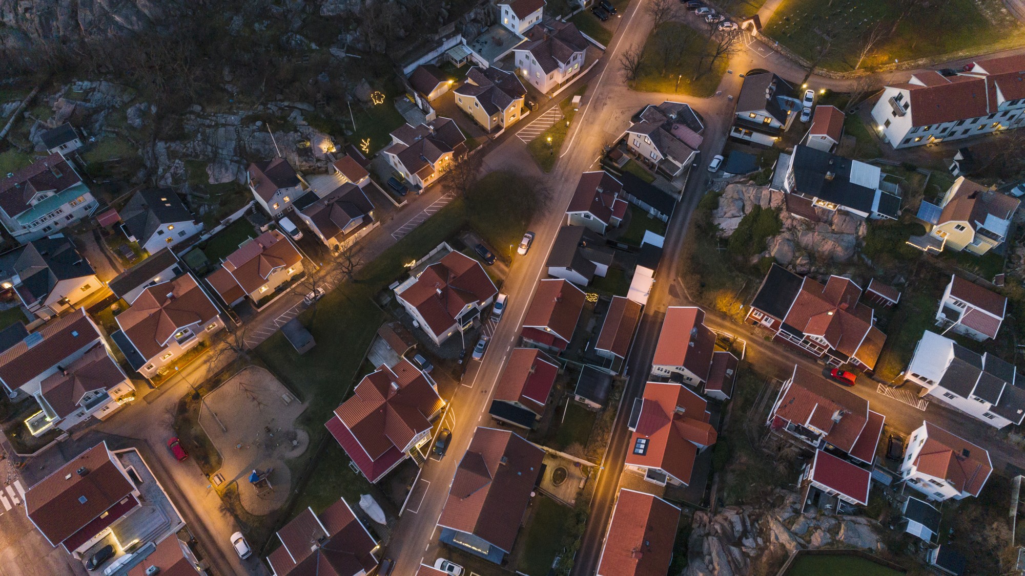 En flygbild av en stad på natten.