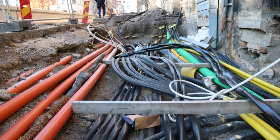 En hög med elkablar och kablar som ligger på marken.
