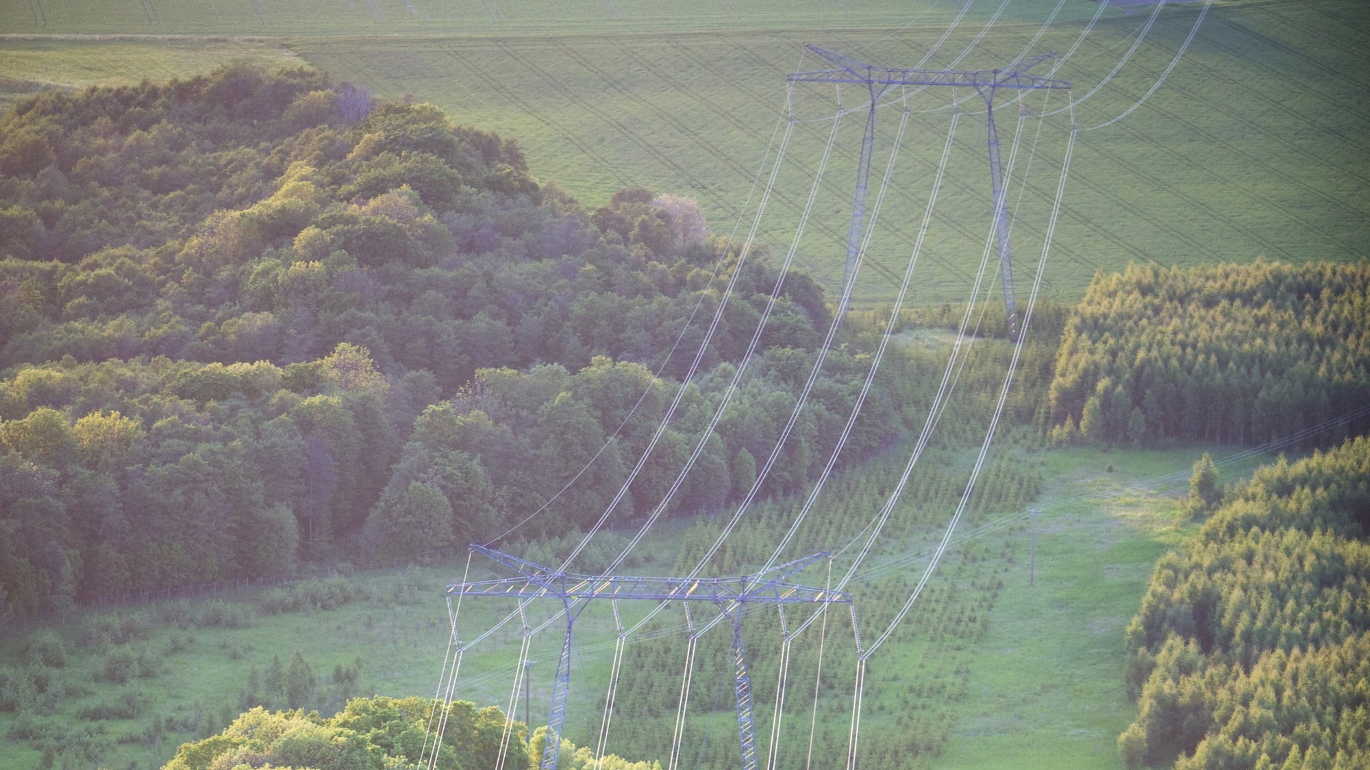 En flygbild av kraftledningar på landsbygden.