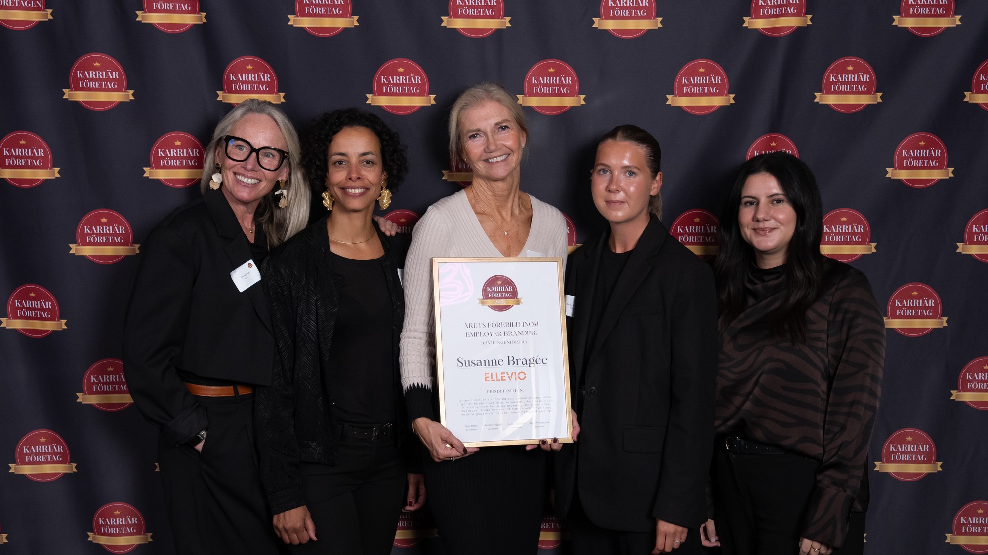 En grupp kvinnor som står bredvid varandra.