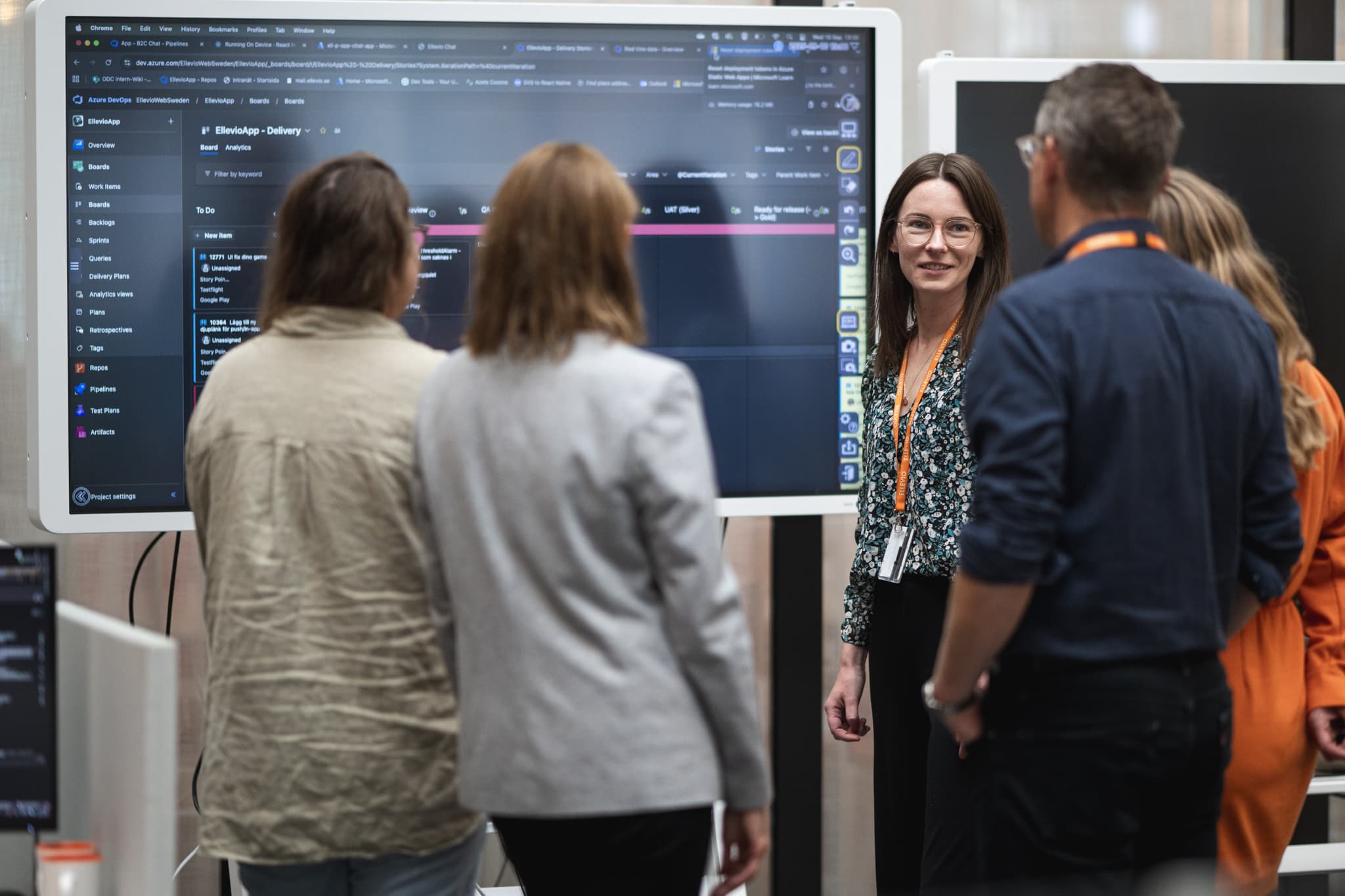 Medarbetare på Ellevio planerar projekt vid whiteboard